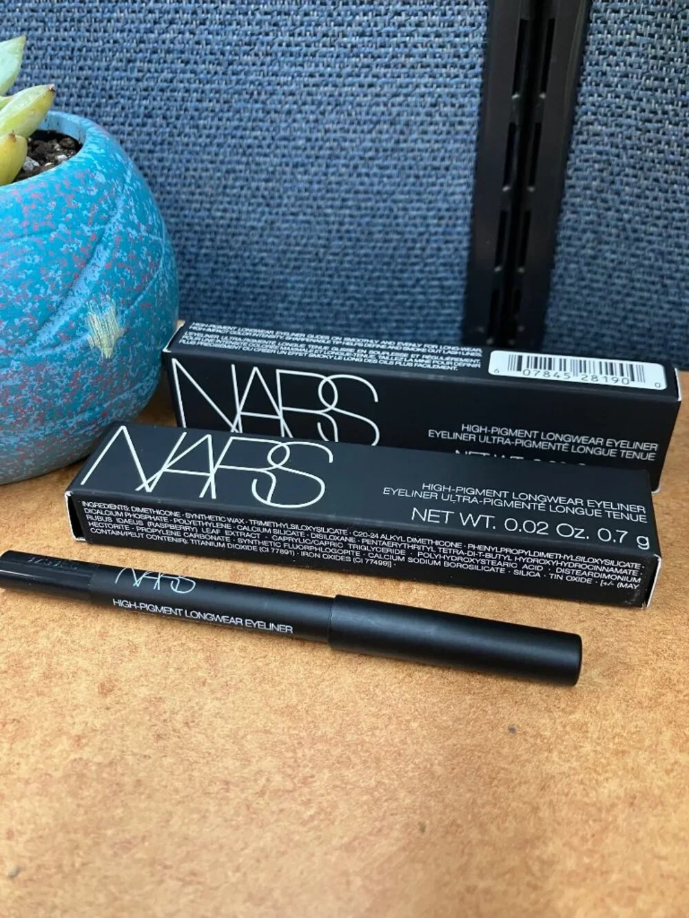 NARS High Pigment Lomngwear Eyeliner Via Veneto Black (2)